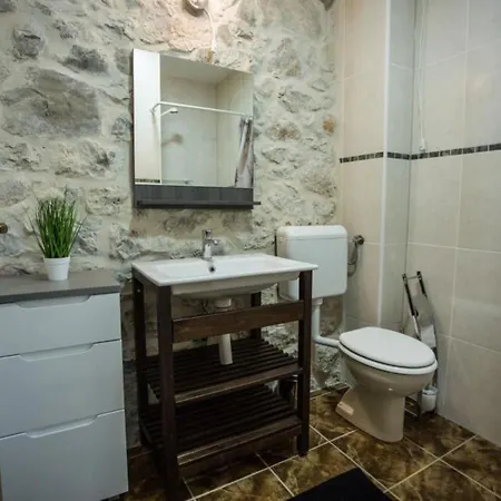 Stone House - Two Bedroom With Balcony *