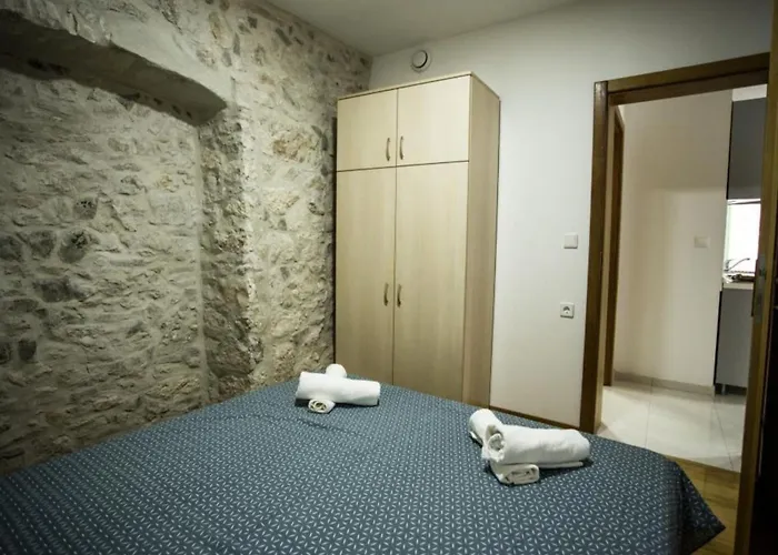 Stone House - Two Bedroom With Balcony Apartman