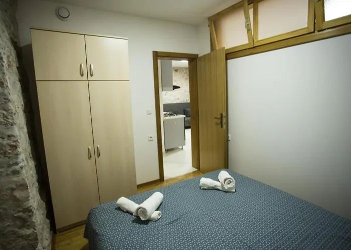 Stone House - Two Bedroom With Balcony *